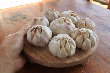 some garlic in a wooden tray