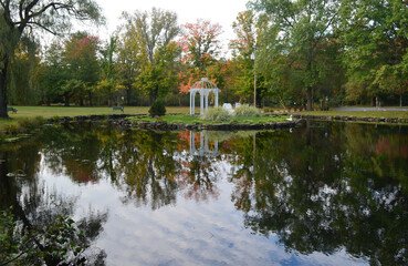 Obraz premium wedding gazebo with reflections in the water
