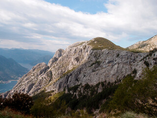 Obraz premium Beautiful view of mountain landscape with trees, mountains