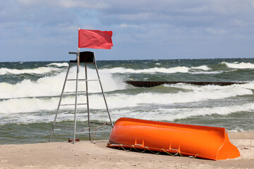 Czerwona flaga na plaży oznacza zakaz kąpieli bo sztorm