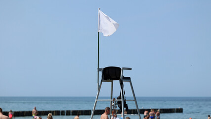 Biała  flaga na plaży oznacza że można pływać jest bezpiecznie. 