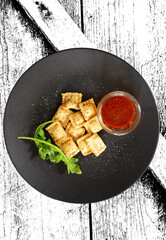 Ravioli, Dosenravioli, Nudeln, Nudel, Fleisch, Tomatensauce,
Eiernudelteig, Fertigericht, Basilikum, Tomaten, Teller,
Italien, Nassfertiggericht, Nudelteig, 
