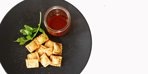 Ravioli, Dosenravioli, Nudeln, Nudel, Fleisch, Tomatensauce,
Eiernudelteig, Fertigericht, Basilikum, Tomaten, Teller,
Italien, Nassfertiggericht, Nudelteig, 
