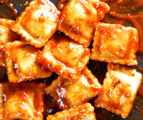 Ravioli, Dosenravioli, Nudeln, Nudel, Fleisch, Tomatensauce,
Eiernudelteig, Fertigericht, Basilikum, Tomaten, Teller,
Italien, Nassfertiggericht, Nudelteig, 
