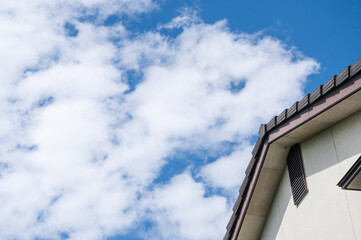 夏の青空と住宅