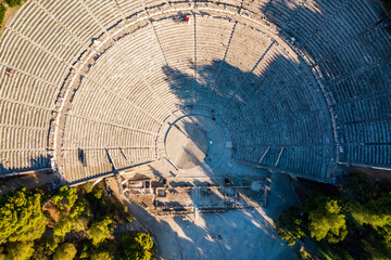 Stanowisko archeologiczne - sanktuarium Asklepiosa, Amfiteatr, Epidaurus, Grecja. Widok z drona. - obrazy, fototapety, plakaty
