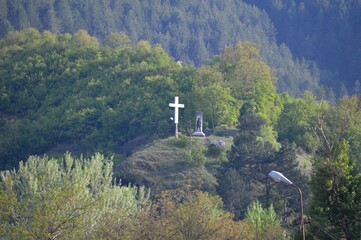 Obraz premium white cross and monument on the hill