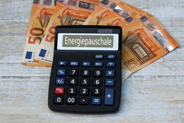 Das Wort Energiepauschale auf dem Display eines Taschenrechners mit 300 Euro. - obrazy, fototapety, plakaty