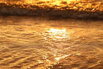 Piękny zachód słońca latem nad morzem w czasie upałów. - obrazy, fototapety, plakaty