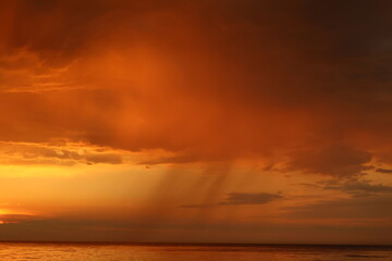 Fototapeta Piękny zachód słońca latem nad morzem w czasie upałów. obraz
