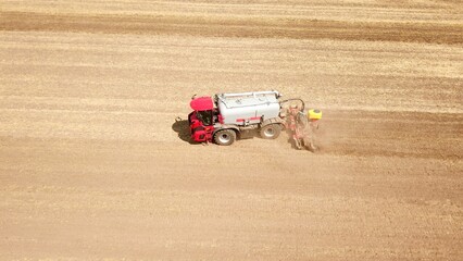 Moderne Gülleverteilermaschine für die industrielle Landwirtschaft auf einem Feld, Gülletank,...