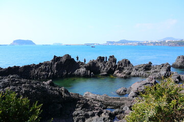 제주 서귀포에 있는 소천지라 부르는 해안 풍경이다