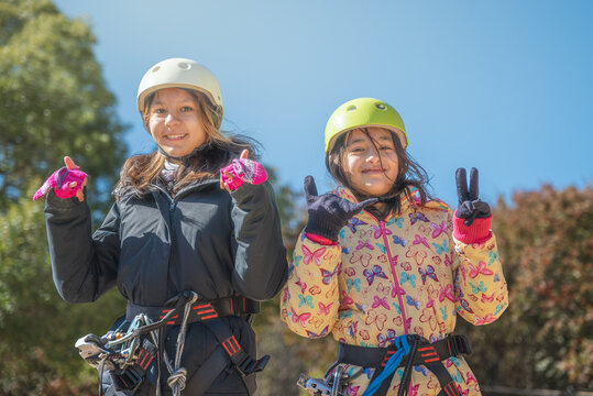 mujeres de vacaciones haciendo deporte de riesgo