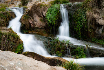 cascada de agua sedosa en rocas