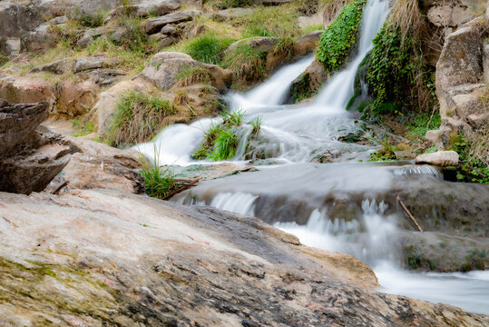 cascada de agua sedosa en rocas