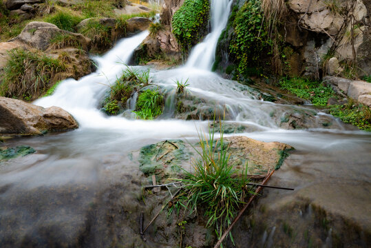 cascada de agua sedosa en rocas