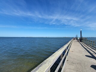 Obraz premium wooden bridge over the sea