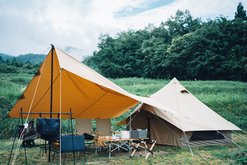 森の中でキャンプ（テント設営）
