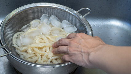 日本のうどん｜茹でたうどんを氷水で冷やす