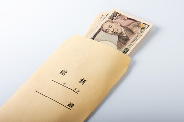 お金の入った給料袋（お給料イメージ）