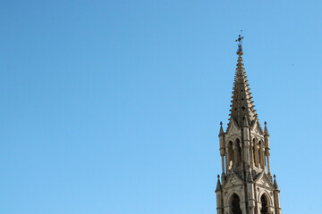 Fototapeta na wymiar Torre de Igreja com cruz no topo e céu azul
