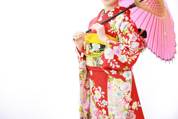 赤い振袖を着て傘を持った女性