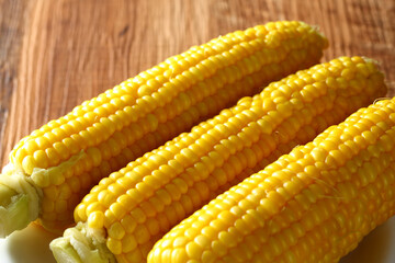 茹でたトウモロコシ