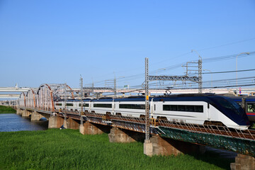 荒川橋梁を渡る京成スカイライナー