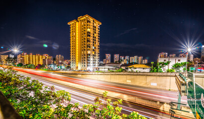Fototapeta premium evening commute on H1 Freeway at night in honolulu hawaii