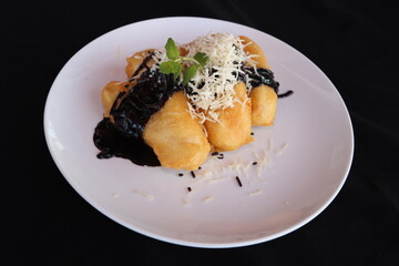 FINGER FOOD FRIED BANANA WITH CHOCOLATE SAUCE AND CHEESE ON TOP