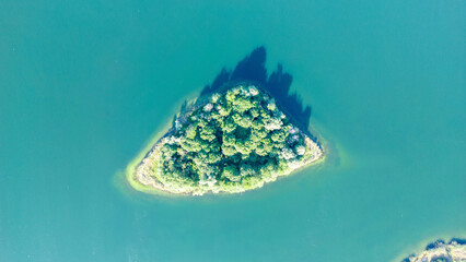 Fototapeta Bezludna wyspa, Jezioro Lednica obraz