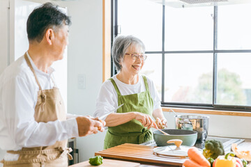 家で料理を一緒に作る日本人の老夫婦（手伝う・高齢者）
