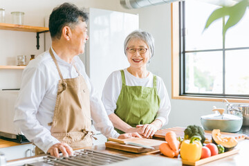家で料理する日本人の高齢者夫婦（シニア老夫婦）
