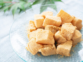 黄粉をかけたわらび餅