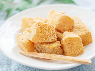 黄粉をかけたわらび餅