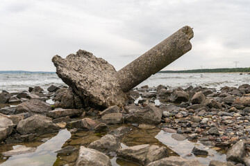 altes Betonteil an der Ostseeküste bei Mukran, Insel Rügen, Deutschland