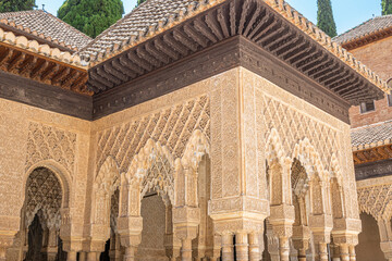 Arquitectura árabe y arte nazarí en el patio de los leones de la Alhambra en Granada, España