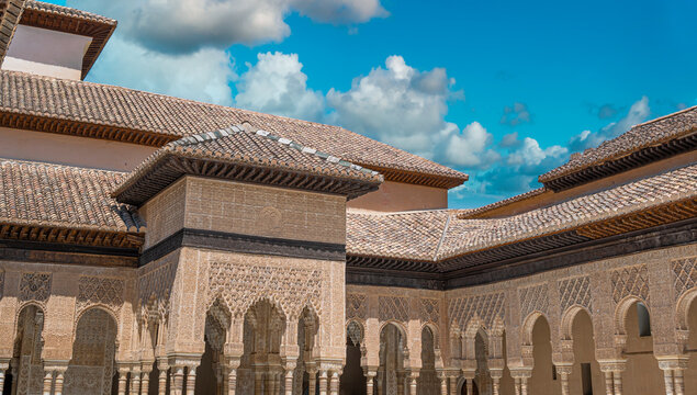 Hermosa arquitectura de estilo &aacute;rabe y arte nazar&iacute; del patio de los leones en la Alhambra de Granada, Espa&ntilde;a