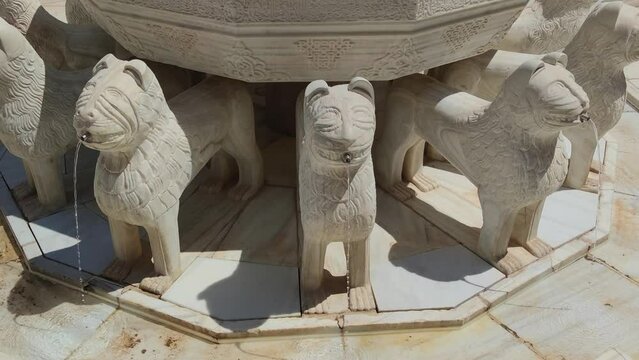 Fuente de los leones en el patio de los palacios nazar&iacute;s de la Alhambra, Espa&ntilde;a
