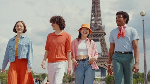 Video of an happy group of millennial teenagers spending time in Paris around the eiffel tower area
