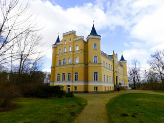 Ein gelbes Schloss in im Park