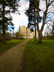 Fototapeta na wymiar Ein gelbes Schloss in im Park