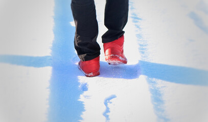 czerwone buty  na śniegu