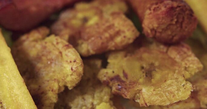 Plano detalle de plato peruano amaz&oacute;nico patacones con cecina.
