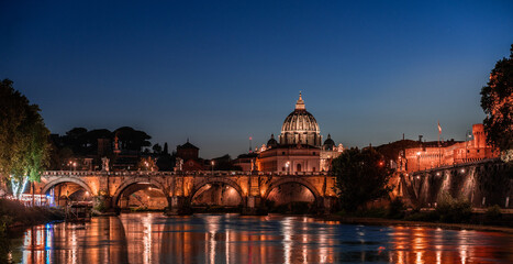 Panorama vom Petersdom in Rom bei Nacht mit dem Fluss TIber im Vordergrund