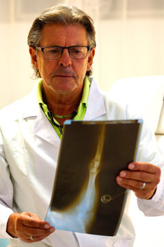 Arzt schaut ein Röntgenbild an