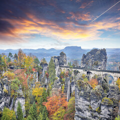 Fantastisch herfstlandschap in het Nationaal Park Saksisch Zwitserland en de Bastei-brug.