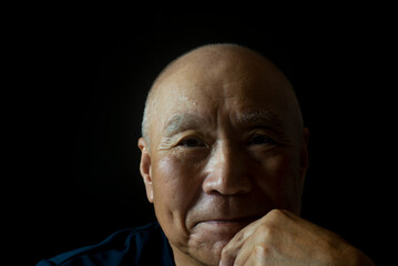 笑顔の日本人シニア男性