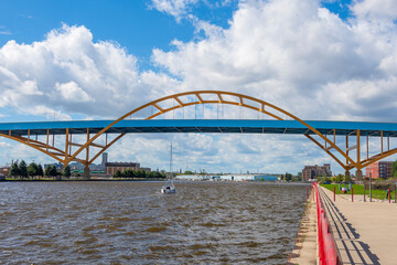 Daniel Hoan Memorial Bridge view in Milwaukee City - obrazy, fototapety, plakaty