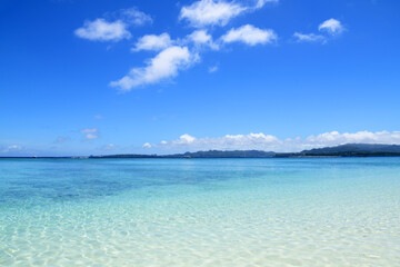 Fototapeta na wymiar 沖縄の美しい青い海